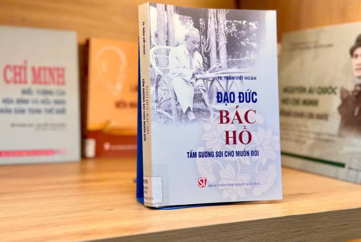 TẤM GƯƠNG SOI CHO MUÔN ĐỜI: LÀM VIỆC BẰNG TRÁCH NHIỆM, CỐNG HIẾN BẰNG TRÁI TIM